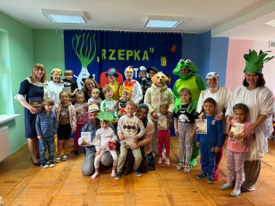 Rodzice na scenie – wyjątkowe przedstawienie „Rzepka” w Piąteczce